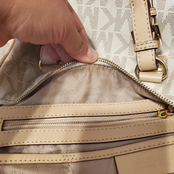 Michael Kors Signature Grayson - Picture 10 of 12